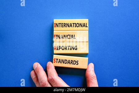 IFRS-Symbol. Konzeptbegriffe IFRS International Financial Reporting Standards auf Block auf wunderschönem blauen Hintergrund. Geschäfte IFRS International financi Stockfoto