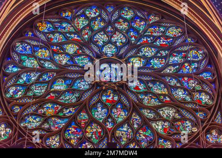 Paris, Frankreich - 27 2022. Dezember: Das atemberaubende Buntglasfenster und die wunderschöne Decke in Saint-Chapelle in Paris Stockfoto