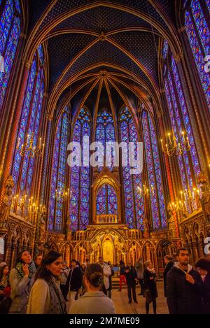 Paris, Frankreich - 27 2022. Dezember: Das atemberaubende Buntglasfenster und die wunderschöne Decke in Saint-Chapelle in Paris Stockfoto