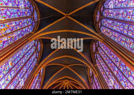 Paris, Frankreich - 27 2022. Dezember: Das atemberaubende Buntglasfenster und die wunderschöne Decke in Saint-Chapelle in Paris Stockfoto