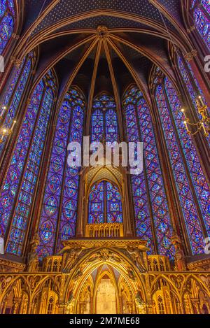 Paris, Frankreich - 27 2022. Dezember: Das atemberaubende Buntglasfenster und die wunderschöne Decke in Saint-Chapelle in Paris Stockfoto