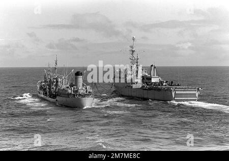 Viertelansicht des Flottenölers USNS MARIAS (T-AO 57) aus der Vogelperspektive, links, Betankung der Amphibien-Transportanlage USS NASHVILLE (LPD 13) während eines laufenden Auffüllvorgangs. Land: Unbekannt Stockfoto