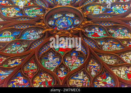 Paris, Frankreich - 27 2022. Dezember: Das atemberaubende Buntglasfenster und die wunderschöne Decke in Saint-Chapelle in Paris Stockfoto