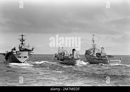 Viertelansicht des Flottenölers USNS MARIAS (T-AO 57) aus der Luft zum Auftanken der Amphibienladerampe USS NASHVILLE (LPD 13) rechts und des Amphibienschlachtschiffs USS GUADALCANAL (LPH 7) während der laufenden Wiederauffüllarbeiten. Land: Unbekannt Stockfoto