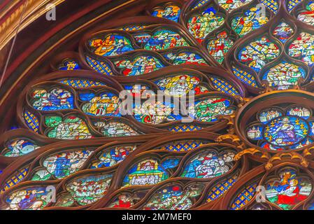 Paris, Frankreich - 27 2022. Dezember: Das atemberaubende Buntglasfenster und die wunderschöne Decke in Saint-Chapelle in Paris Stockfoto