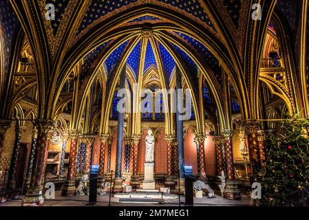 Paris, Frankreich - 27 2022. Dez.: Die farbenfrohe Kuppel und der Altar in Saint Chapelle in Paris Stockfoto