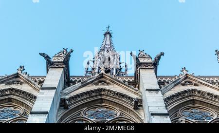 Paris, Frankreich - 27 2022. Dez.: Der gotische Gargoyle auf dem Dach von Saint-Chapelle in Paris Stockfoto
