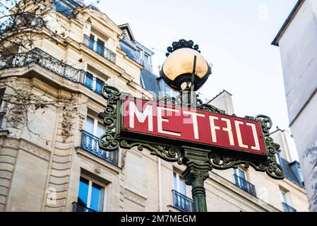 Paris, Frankreich - 27 2022. Dez.: Parisien Metro-Schild im Zentrum von Paris Stockfoto