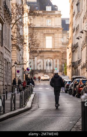 Paris, Frankreich - 27 2022. Dez.: Blick auf die Straße im Quartier Latin von Paris Stockfoto