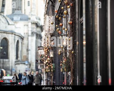 Paris, Frankreich - 27 2022. Dez.: Blick auf die Straße im Quartier Latin von Paris Stockfoto