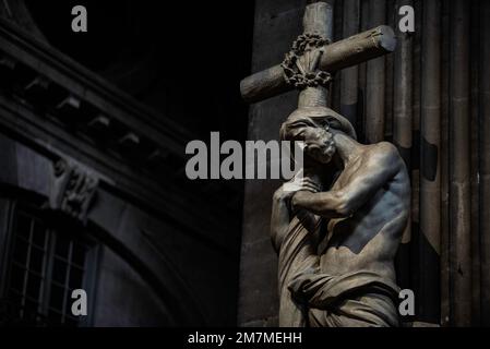 Paris, Frankreich - 27 2022. Dez.: Jesus-Statue mit Kreuz in der St.-Sulpice-Kathedrale Stockfoto