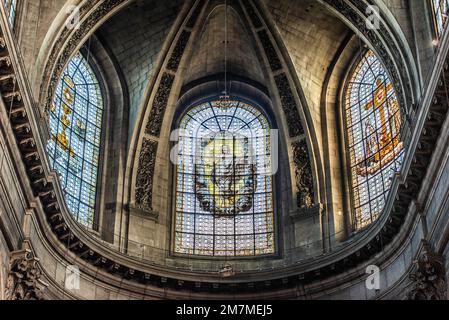 Paris, Frankreich - 27 2022. Dez.: Buntglasfenster im Schatten des Sonnenlichts in der Kathedrale St-Sulpice in Paris Stockfoto