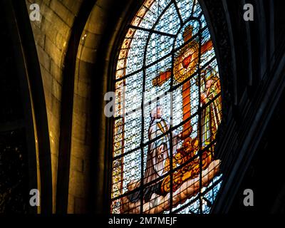 Paris, Frankreich - 27 2022. Dez.: Buntglasfenster im Schatten des Sonnenlichts in der Kathedrale St-Sulpice in Paris Stockfoto