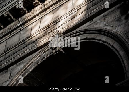 Paris, Frankreich - 27 2022. Dez.: Bogenstruktur im Sonnenlicht in der St-Sulpice-Kathedrale in Paris Stockfoto