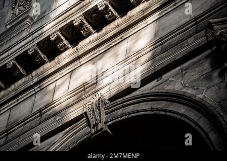 Paris, Frankreich - 27 2022. Dez.: Bogenstruktur im Sonnenlicht in der St-Sulpice-Kathedrale in Paris Stockfoto