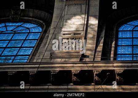 Paris, Frankreich - 27 2022. Dez.: Bogenstruktur im Sonnenlicht in der St-Sulpice-Kathedrale in Paris Stockfoto