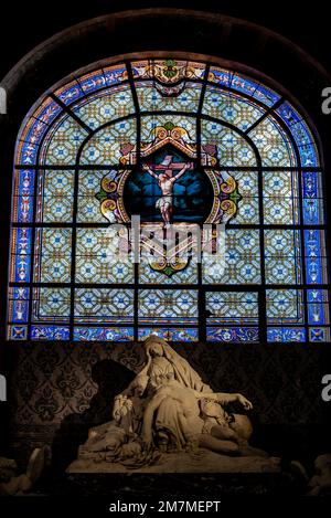 Paris, Frankreich - 27 2022. Dez.: Buntglasfenster im Schatten des Sonnenlichts in der Kathedrale St-Sulpice in Paris Stockfoto