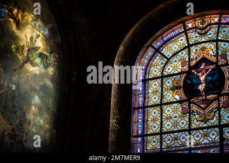 Paris, Frankreich - 27 2022. Dez.: Buntglasfenster im Schatten des Sonnenlichts in der Kathedrale St-Sulpice in Paris Stockfoto