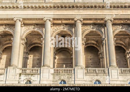 Paris, Frankreich - 27 2022. Dezember： Fassade der St-Sulpice Kathedrale in Paris Stockfoto