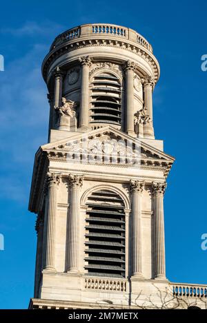 Paris, Frankreich - 27 2022. Dez.: Einer der Kirchenturme in der Kirche St. Sulpice Stockfoto