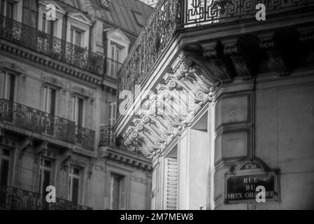 Paris, Frankreich - 27 2022. Dez.: Blick auf die Straße im Quartier Latin von Paris Stockfoto