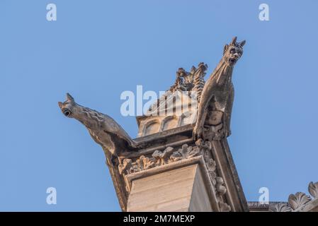 Paris, Frankreich - 27 2022. Dez.: Der gotische Gargoyle auf dem Dach von Saint-Chapelle in Paris Stockfoto