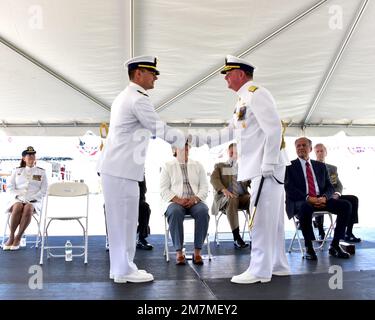 Heckadmiral Brendan McPherson (rechts) setzt den Küstenwache-Schneider Pablo Valent mit LT. Eli Maurer (links), dem kommandierenden Offizier während der Inbetriebnahmezeremonie an der Coast Guard Sector St. in betrieb Petersburg, Florida, 11. Mai 2022. Pablo Valent, ein Schiff der Sentinel-Klasse, wird in St. Petersburg und wird im gesamten Golf von Mexiko, einschließlich der Florida Keys, tätig sein. USA Foto der Küstenwache von Petty Officer 1. Klasse Ayla Hudson. Stockfoto