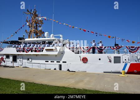 Besatzungsmitglieder der Küstenwache, Cutter Pablo Valent, bedienten das Schiff während der Inbetriebnahmezeremonie an der Coast Guard Sector St. Petersburg, Florida, 11. Mai 2022. Pablo Valent, ein Schiff der Sentinel-Klasse, wird in St. Petersburg und wird im gesamten Golf von Mexiko, einschließlich der Florida Keys, tätig sein. USA Foto der Küstenwache von Petty Officer 1. Klasse Ayla Hudson. Stockfoto