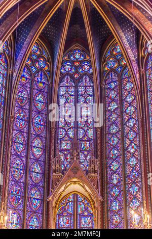 Paris, Frankreich - 27 2022. Dezember: Das atemberaubende Buntglasfenster und die wunderschöne Decke in Saint-Chapelle in Paris Stockfoto