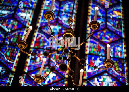 Paris, Frankreich - 27 2022. Dezember: Das atemberaubende Buntglasfenster und die wunderschöne Decke in Saint-Chapelle in Paris Stockfoto