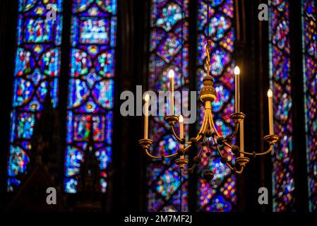 Paris, Frankreich - 27 2022. Dezember: Das atemberaubende Buntglasfenster und die wunderschöne Decke in Saint-Chapelle in Paris Stockfoto