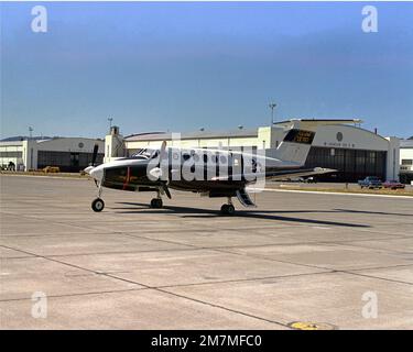 Ein Beechcraft C-12 Huron (die militärische Bezeichnung für den Beechcraft Super King Air 200) befindet sich vor dem Hanger 5 im Presidio von San Francisco. Basis: The Presidio, San Francisco Bundesstaat: Kalifornien (CA) Land: Vereinigte Staaten von Amerika (USA) Stockfoto