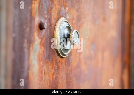 Alter Safe an rostbrauner Tresortür Stockfoto