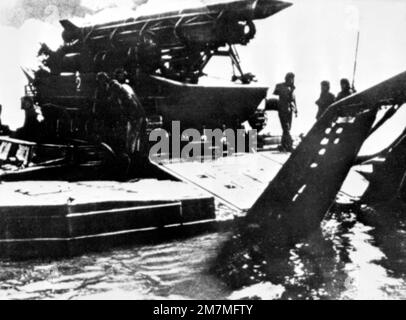 Die rechte Vorderansicht einer am Fahrzeug montierten Sowjetfrosch-5-taktischen Rakete. (Unterdurchschnittliches Bild). Land: Unbekannt Stockfoto