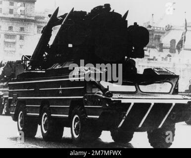 Eine rechte Vorderansicht einer fahrzeugmontierten sowjetischen SA-8 Gecko-Boden-Luft-Rakete. Land: Unbekannt Stockfoto