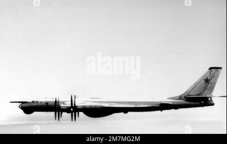 Eine linke Seitenansicht eines sowjetischen TU-95 Bear-Bomberflugzeugs, ausgestattet mit Radarscanner und Radom im Flug. Land: Unbekannt Stockfoto
