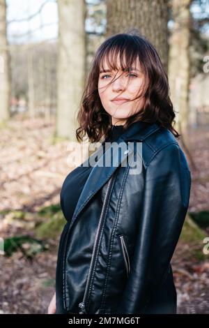 Eine Frau in Schwarz im Wald Stockfoto