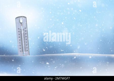 Thermometer mit minus zehn Grad im Schnee Stockfoto