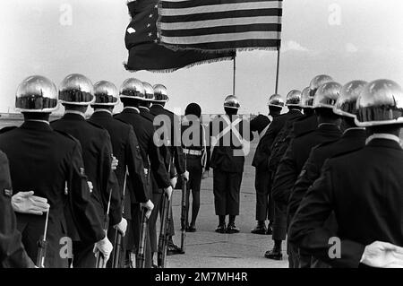 Eine Ehrenwache der Air Force wartet auf die Ankunft eines C-141-Starlifter-Flugzeugs, das die Überreste von Kriegsgefangenen und MIA aus Nordvietnam transportiert. Basis: Luftwaffenstützpunkt Travis Bundesstaat: Kalifornien (CA) Land: Vereinigte Staaten von Amerika (USA) Stockfoto