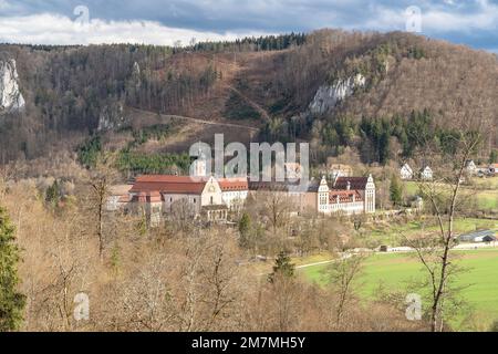 Europa, Deutschland, Süddeutschland, Baden-Württemberg, Donautal, Sigmaringen, Beuron, Blick auf das Kloster Beuron in der malerischen Landschaft des Donautals Stockfoto