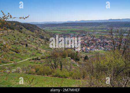 Europa, Deutschland, Süddeutschland, Baden-Württemberg, Region Schönbuch, Rottenburg am Neckar, Blick von der Wurmlinger Kapelle über Hirschau zur Schwäbischen Alb Stockfoto