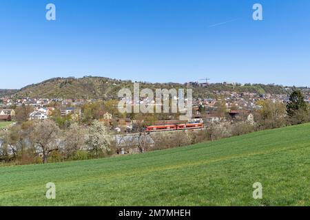 Europa, Deutschland, Süddeutschland, Baden-Württemberg, Region Schönbuch, Blick über die Wiese in den westlichen Teil von Tübingen mit einem Vorstadtzug Stockfoto