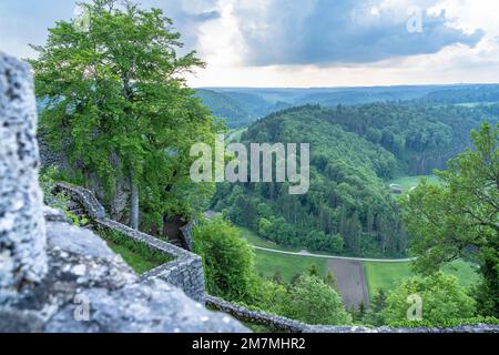 Europa, Deutschland, Süddeutschland, Baden-Württemberg, Schwäbische Alb, Münsingen, Blick vom Schloss Hohengundelfingen in das große Lauter-Tal Stockfoto