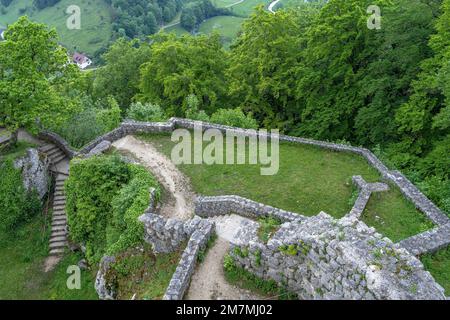 Europa, Deutschland, Süddeutschland, Baden-Württemberg, Schwäbische Alb, Münsingen, Überreste des Hohengundelfingen Schlosses über dem Großen Lauter-Tal Stockfoto