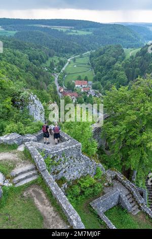 Europa, Deutschland, Süddeutschland, Baden-Württemberg, Schwäbische Alb, Münsingen, Wanderer genießen den Blick vom Schloss Hohengundelfingen Stockfoto