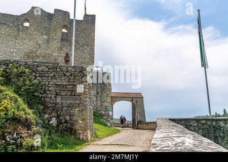 Europa, Deutschland, Süddeutschland, Baden-Württemberg, Schwäbische Alb, Münsingen, Wanderer erreichen die Burgruine Derneck im Großen Lauter-Tal bei Hayingen Stockfoto