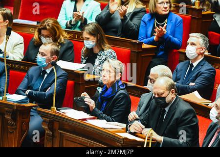 Paris, Ile de France, Frankreich. 10. Januar 2023. Die französische Premierministerin ELISABETH BORNE stellt heute, am 10. Januar 2023, die so aufteilende Rentenreform vor. Bild: ELISABETH BORNE (C) während einer Fragestunde an die Regierung am 13. Dezember 2022 in der Nationalversammlung in Paris, Frankreich. (Kreditbild: © Adrien Fillon/ZUMA Press Wire) NUR REDAKTIONELLE VERWENDUNG! Nicht für den kommerziellen GEBRAUCH! Stockfoto