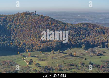 Europa, Deutschland, Süddeutschland, Baden-Württemberg, Schwäbische Alb, Bissingen an der Teck, Blick von Breitenstein zum Schloss Teck auf dem Teckberg Stockfoto