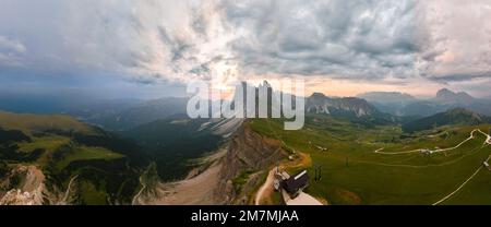 Atemberaubender Panoramablick auf den Seceda-Kamm an einem bewölkten Tag. Der Seceda mit seinen 2,500 Metern ist der höchste Aussichtspunkt in Val Gardena. Stockfoto