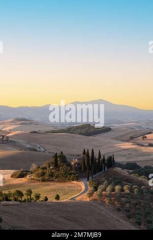 Blick von oben, atemberaubender Blick auf das Val D'Orcia während eines wunderschönen Sonnenaufgangs. Val D'Orcia ist eine breite und wunderschöne Landschaft in der Toskana Stockfoto